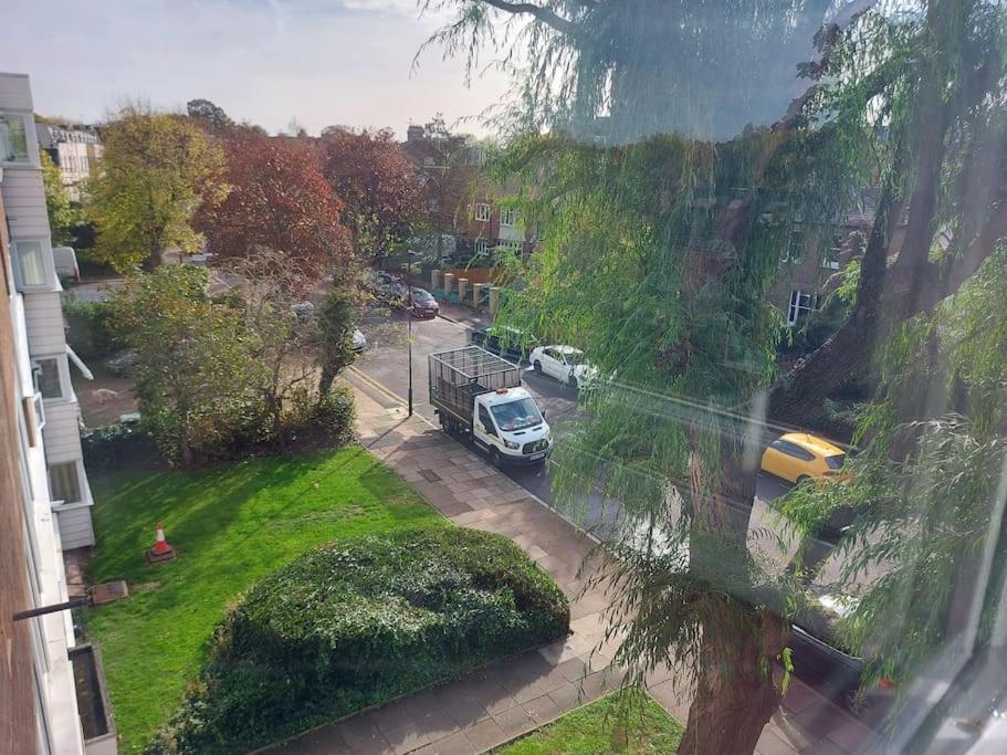 2 Bed Flat, Bounds Green, Piccadilly Line, London N11 외부 사진