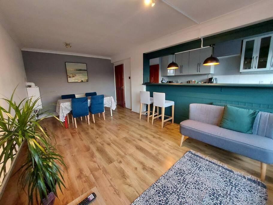 2 Bed Flat, Bounds Green, Piccadilly Line, London N11 외부 사진
