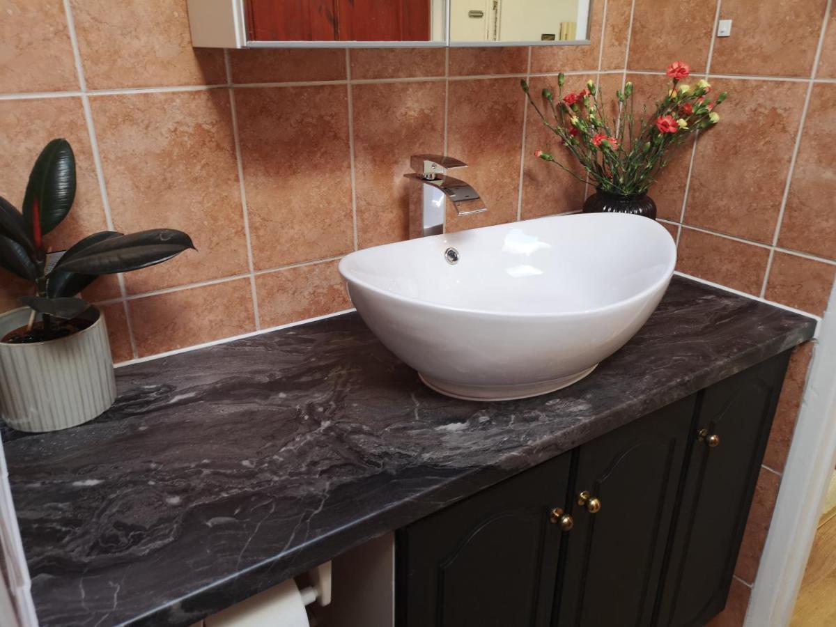 2 Bed Flat, Bounds Green, Piccadilly Line, London N11 외부 사진